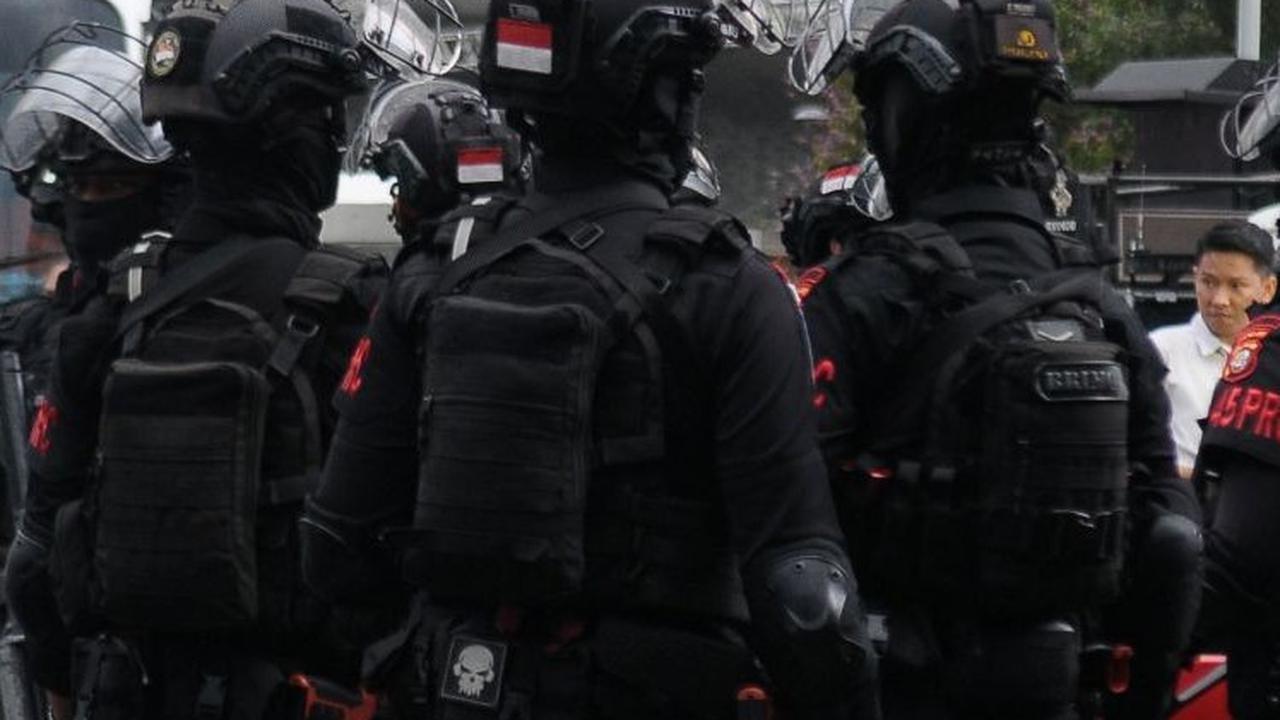 Sejumlah pasukan Brimob berjaga-jaga jelang malam pergantian tahun di kawasan Bundaran HI pada Minggu (31/12/2023).