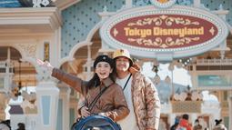 Kenang momen pertama kencan, Chelsea Olivia ungkap jika Disneyland punya tempat tersendiri di hatinya dan Glenn. 16 tahun lalu kencan berdua, kini Chelsea dan Glenn ajak buah hatinya liburan ke Disneyland. Pertama kencan berkunjung ke Disneyland Hongkong, kini pasangan yang sudah 7 tahun menikah ini ajak Nastusha dan Dante ke Disneyland Tokyo, Jepang. (Liputan6.com/IG/@chelseaoliviaa)