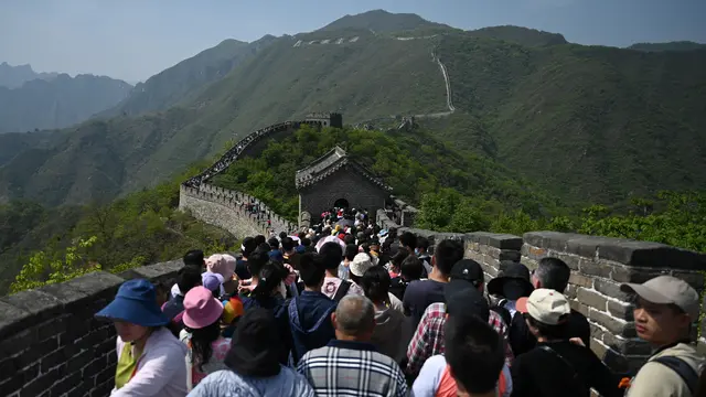 Tembok Besar China menarik wisatawan pada Hari Buruh