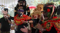 Menteri Pariwisata dan Ekonomi Kreatif Sandiaga Salahuddin Uno belajar menari Barong di Desa Wisata Carangsari, Badung, Bali, Sabtu (25/9/2021). Desa Carangsari merupakan desa tempat kelahiran pahlawan nasional Asal Bali I Gusti Ngurah Rai. (Liputan6.com/HO/Parekraf)