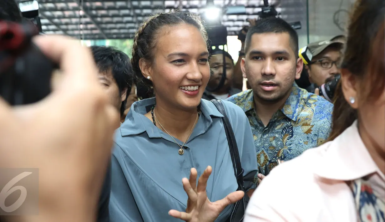Putri Indonesia 2005, Nadine Chandrawinata mengumbar senyum saat akan memasuki ruang Resmob Polda Metro Jaya, Jakarta, Senin (19/9). Nadine memenuhi panggilan sebagai saksi terkait kasus senjata api ilegal Gatot Brajamusti. (Liputan6.com/Herman Zakharia)