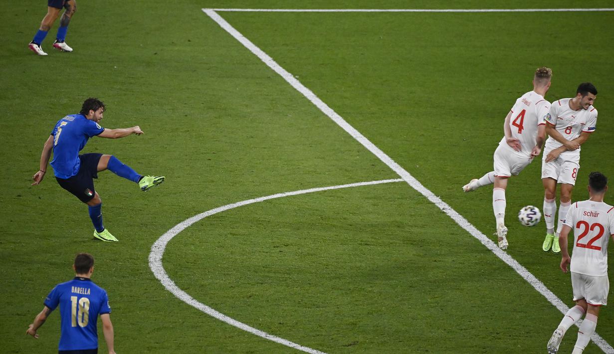 Italia unggul 2-0 lagi-lagi lewat gelandang Manuel Locatelli di awal babak kedua melalui tembakan keras dari luar kotak penalti usai menerima umpan pendek Nicolo Barella. (Foto: AP/Pool/Riccardo Antimiani)