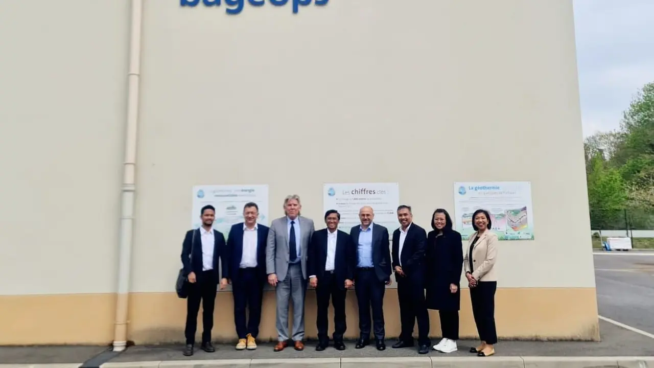 PLN bersama Asosiasi Geothermal Perancis melihat langsung ke proyek Geothermal Direct Use di kawasan padat penduduk Geothermie de Bagneux, Paris, Prancis yang dikelola dalam naungan Asosiasi GEODEEP(18/4/2023). (Dok PLN)