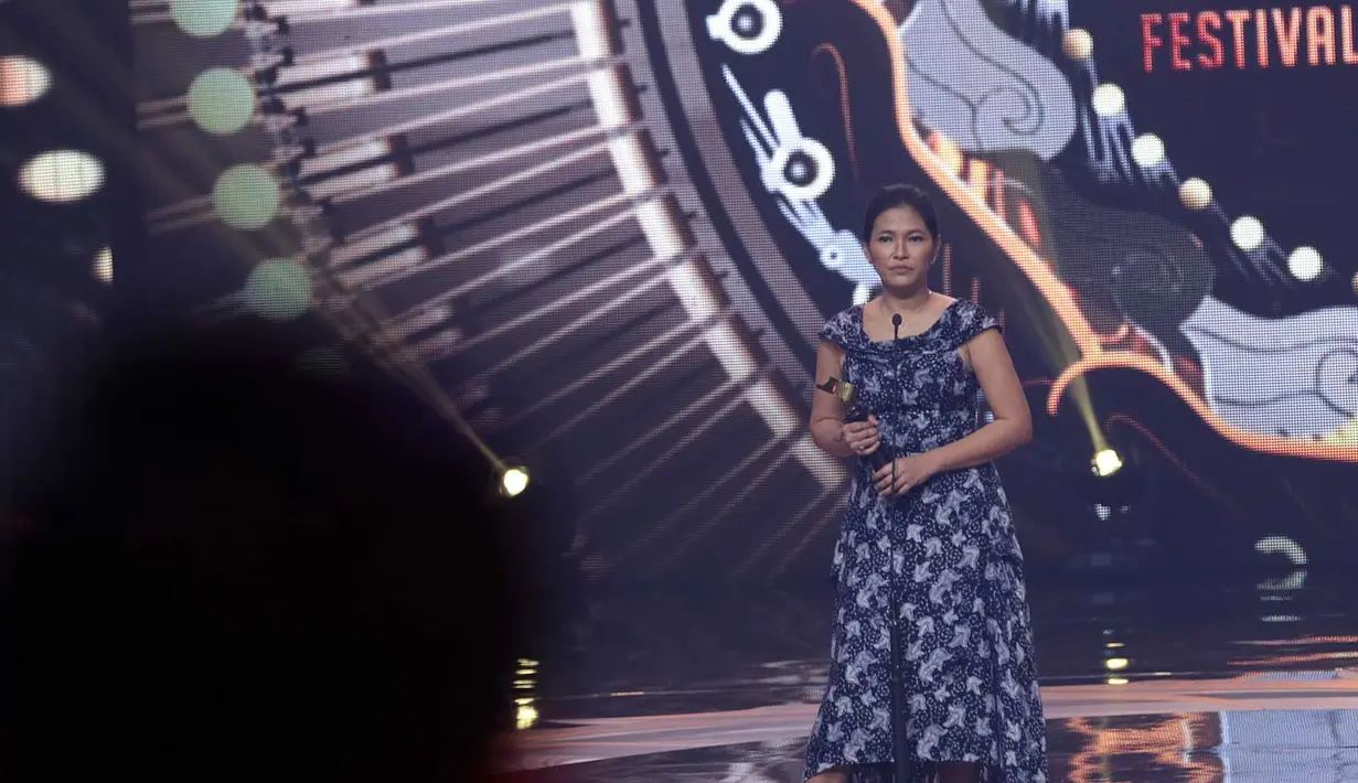 Berkat perannya dalam film Kartini, Djenar Maesa Ayu berhasil menyabet gelar Pemeran Pembantu Wanita Terpuji Film Bioskop. Ia berhasil mengalahkan Acha Septriasa, Marissa Anita, Mikha Tambayong, dan Widyawati.  (Deki Prayoga/Bintang.com)