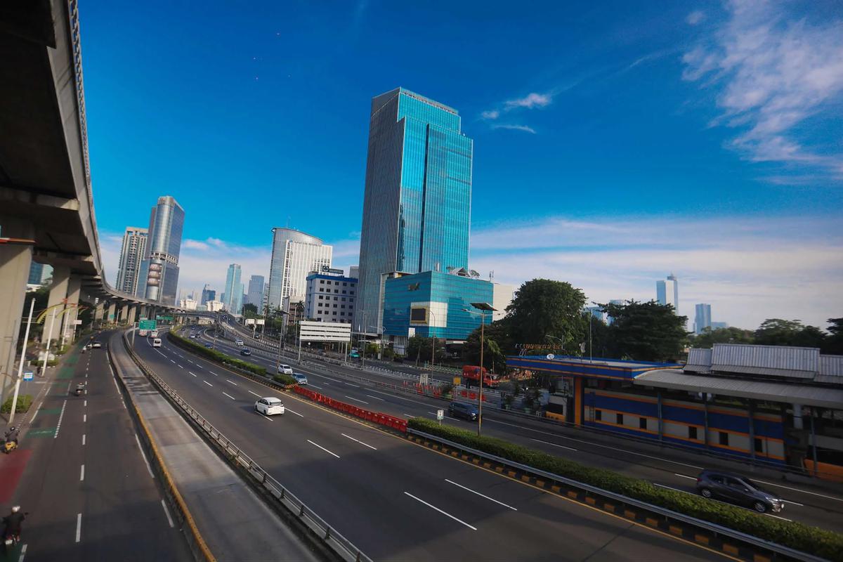 FOTO: Ibukota Jakarta Sepi di Bawah Langit Biru