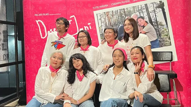 Jajaran produser, sutradara, serta cast dalam konferensi pers trailer film "Desember Jani" di kawasan Jakarta pada (14/9/2026)/ (Liputan6.com/Afradhiya N. R)