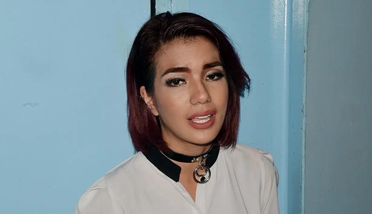 "Berat banget tanggung semua biaya. Tapi ada yang bantu. Tapi kayak uang pangkal sekolah, semua sama aku. Aku ada asisten, aku tanggung adik sepupu juga," paparnya. (Deki Prayoga/Bintang.com)