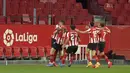 Penyerang Athletic Bilbao, Inaki Williams (kiri) berselebrasi bersama rekan satu timnya setelah mencetak gol ke gawang Sevilla pada pertandingan lanjutan La Liga Spanyol di stadion Ramon Sanchez Pizjuan di Seville, Selasa (4/5/2021). Atletico Bilbao menang atas Sevilla 1-0. (AFP/Cristina Quicler)