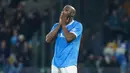 Pemain Napoli, Romelu Lukaku, tampak kecewa setelah gagal mencetak gol penalti pada laga perempat final Coppa Italia di Stadion Diego Armando Maradona, Rabu (11/2/2026). (Alessandro Garofalo/LaPresse via AP)