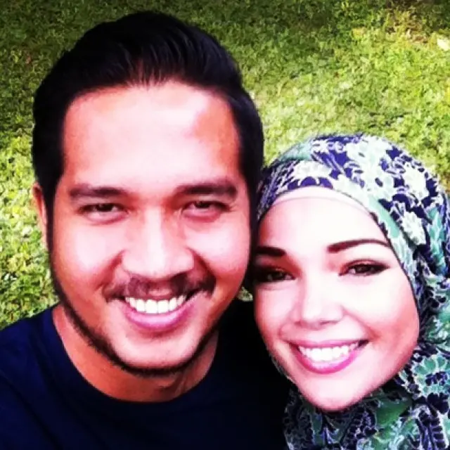 6 Potret Lawas Dewi Sandra dan Suami di Awal Pernikahan, 13 Tahun Selalu Harmonis