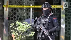 Pasukan Brimob saat berjaga pascapenembakan di Kantor Majelis Ulama Indonesia (MUI) Pusat, Jakarta, Selasa (2/5/2023). Penembakan yang terjadi antara pukul 10.00-11.00 WIB tersebut melukai tiga orang staff dan pelaku dikabarkan tewas saat diamankan petugas kepolisian. (merdeka.com/Iqbal S. Nugroho)