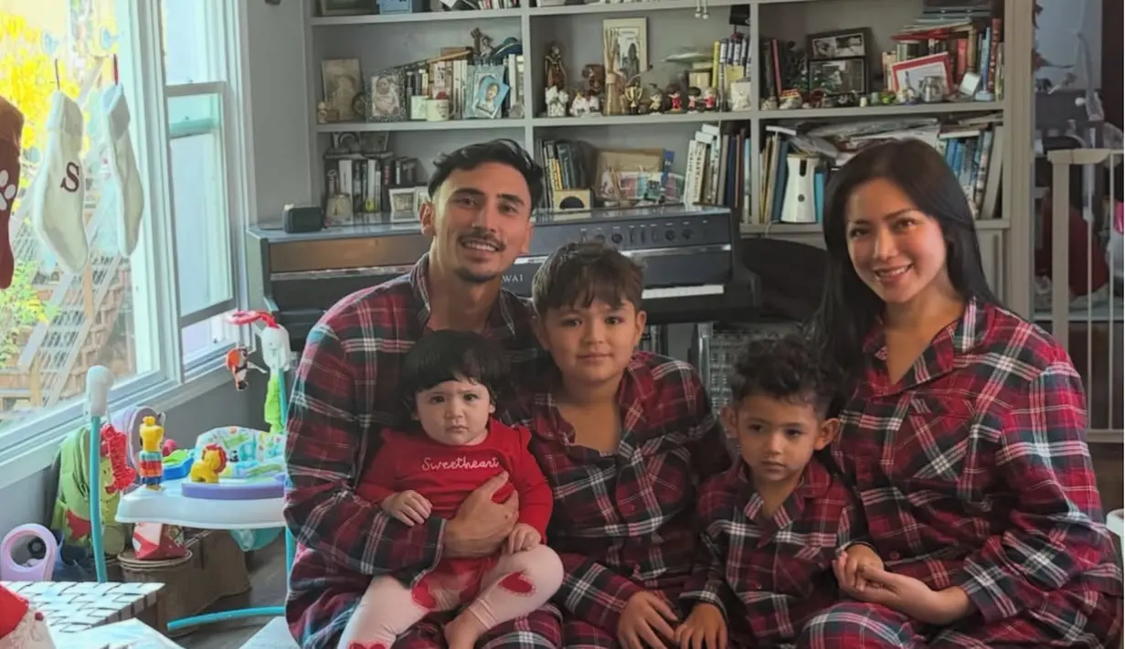 Jessica Iskandar memilih Natalan di Amerika Serikat. Ia kompak bersama suami dan anak-anaknya mengenakan piyama motif tartan merah. [@inijedar]