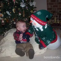 Yaelah... Niatnya foto Natal biar keren, kenapa malah gagal begini? :'( (Via: boredpanda.com)