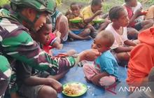 Bukan Hanya Senjata, Ini 'Operasi Penuh Cinta' Prajurit TNI di Papua yang Bikin Haru: Kisah Alo dan Tinus