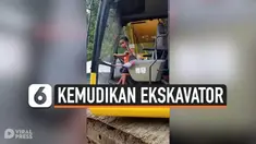 BOCAH 5 TAHUN MAMPU KEMUDIKAN ALAT BERAT DI SUNGAI