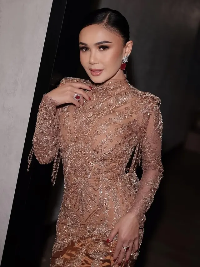 Potret Yuni Shara Pakai Dress Payet saat Manggung di Tegal, Cantik dan Menawan