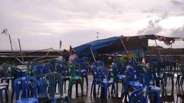 Puluhan tenda dan stand di Festival Wakatobi, terhempas angin kencang hingga jatuh ke laut.(Liputan6.com/Ahmad Akbar Fua)
