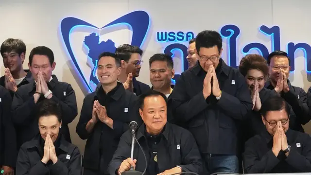PM Thailand sekaligus pemimpin Partai Bhumjaithai Anutin Charnvirakul saat memberikan keterangan pers di Bangkok pada Minggu (8/2/2026).