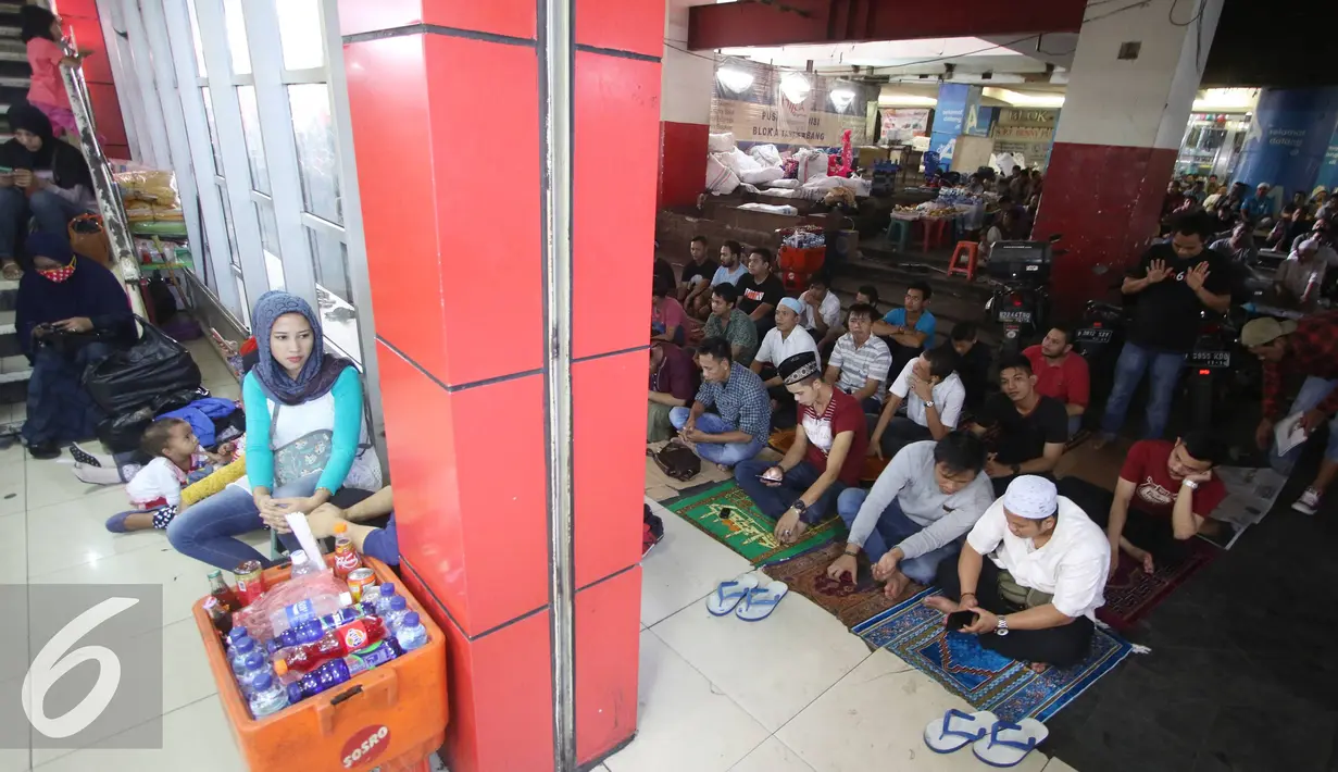 Pedagang  sebelum melaksanakan Salat Jumat di Pasar Tanah Abang, Jakarta, (10/6). Salat Jumat pertama di bulan Ramadan berlangsung khidmat di pasar tersebut, meskipun dilaksanakan di tempat seadanya. (Liputan6.com/Immanuel Antonius)
