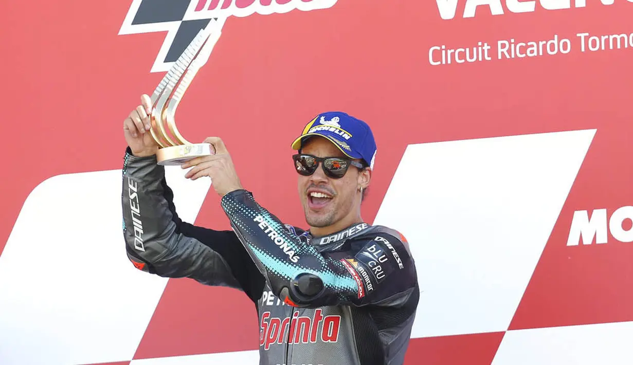Pembalap Yamaha SRT, Franco Morbidelli, melakukan selebrasi usai menjuarai MotoGP Valencia di Sirkuit Ricardo Tormo, Minggu (15/11/2020). Meski finis ketujuh, Joan Mir berhasil mengunci gelar juara dunia MotoGP 2020. (AP/Alberto Saiz)