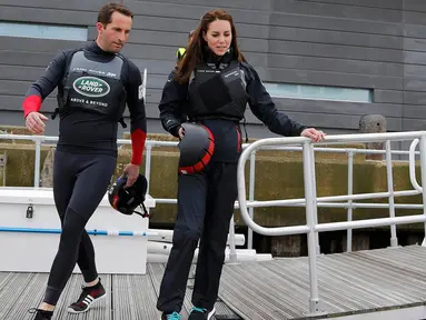 Duchess of Cambridge, Kate Middleton (kanan) melakukan persiapan sebelum ikut bergabung dalam latihan tim perahu layar Land Rover BAR untuk Piala Amerika 2017 di Solent di Portsmouth, Inggris (20/5).( REUTERS/Frank Augstein)