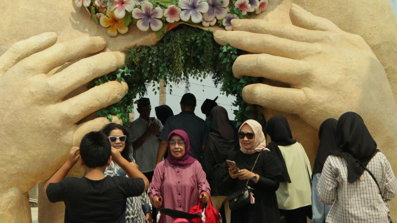 FOTO: Libur Nataru, Warga Serbu Pantai Pasir Putih Aloha PIK