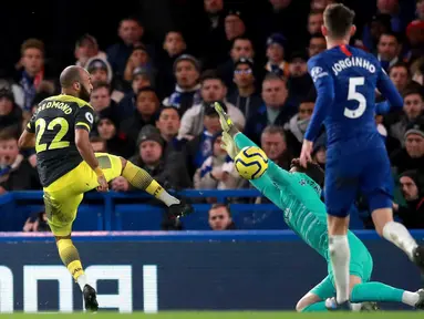 Pemain Southampton Nathan Redmond (kiri) mencetak gol ke gawang Chelsea pada pertandingan Liga Inggris di Stamford Bridge, London, Kamis (26/12/2019). Southampton mengalahkan Chelsea 2-0.  (Adam Davy/PA via AP)