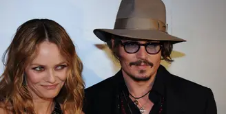 Setelah bercerai dari Amber Heard, sosok Johnny Depp memang tak lepas dari pemberitaan publik. Si duda keren yang satu ini juga tak jarang disebut dekat dengan beberapa wanita dan seakan mencari pengganti Amber. (AFP/Bintang.com)