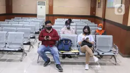 Warga menjaga jarak fisik saat menunggu antrean layanan paspor di Kantor Imigrasi Kelas I Non TPI Tangerang, Senin (15/6/2020). Memasuki masa tatanan normal baru, pelayanan keimigrasian untuk warga mulai aktif kembali dengan menerapkan protokol kesehatan. (Liputan6.com/Angga Yuniar)
