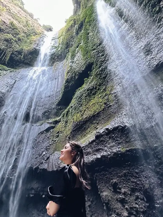 Terbaru, dia memamerkan potretnya saat berlibur ke salah satu tempat air terjun [instagram/naymirdad]