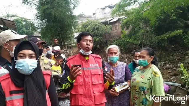 Ajak Istri Baru, Ini 7 Potret Kiwil Beri Bantuan ke Korban Banjir Malang dan Batu