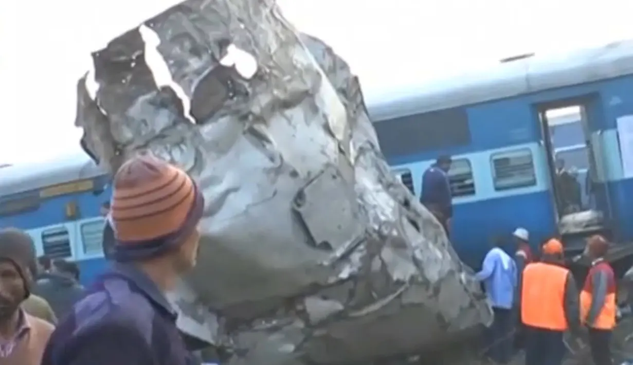 Sebuah kereta yang tengah melakukan perjalanan antara kota Patna dan Indores tergelincir di Negara Bagian Uttar Pradesh, India, Minggu (20/11). Sedikitnya 60 orang tewas dan lebih dari 150 lainnya terluka. (ANI/via REUTERS)