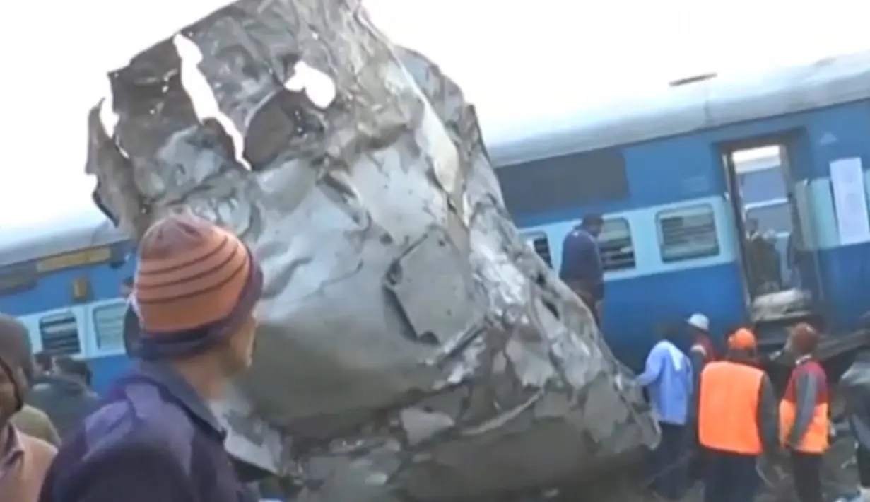 Sebuah kereta yang tengah melakukan perjalanan antara kota Patna dan Indores tergelincir di Negara Bagian Uttar Pradesh, India, Minggu (20/11). Sedikitnya 60 orang tewas dan lebih dari 150 lainnya terluka. (ANI/via REUTERS)