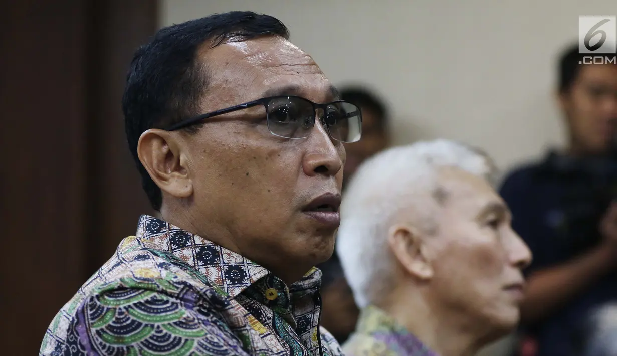 Sekertaris Jenderal KONI Ending Fuad Hamidy saat jalani sidang perdana sebagai terdakwa di Pengadilan Tipikor, Jakarta, Senin (11/3). Ending terjerat kasus dugaan suap terkait alokasi dana hibah Kemenpora ke KONI. (Liputan6.com/Johan Tallo)