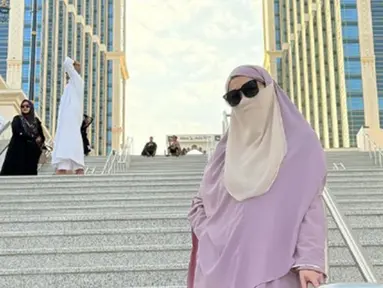 Momen perjalanan umrohnya diunggah Okie Agustina di laman Instagramnya. Sempat tertunda, Okie Agustina bersyukur bisa menjalani ibadah umroh tahun ini bersama Miro. Ibadah umroh ini merupakan ibadah umroh pertama bagi Miro. Lewat keterangan unggahannya Okie Agustina ungkap bahwa Kiesha Alvaro yang menanggung biaya umroh dirinya dan Miro. (Liputan6.com/IG/okieagustina_)