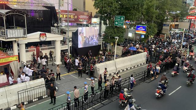 Pantauan arus lalu lintas di sekitaran Kantor KPU DKI Jakarta, Jalan Salemba Raya Jakarta Pusat pada pukul 18.00 WIB.