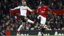 Pemain Manchester United, Paul Pogba (kanan) berusaha melewati adangan pemain Derby County, Johnny Russell pada laga PIala FA di Old Trafford, Manchester, (5/1/2018). Manchester United menang 2-0. (Martin Rickett/PA via AP)