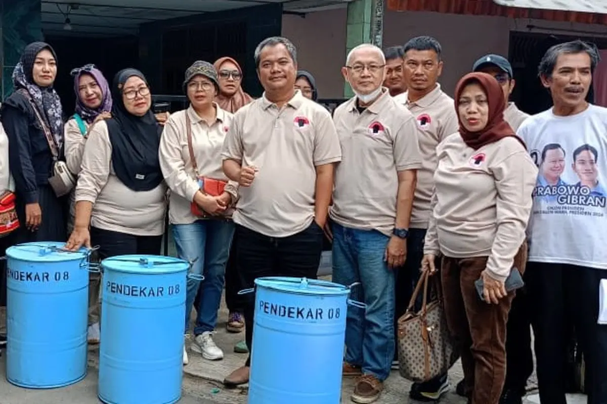 Relawan pendukung pemerintahan Prabowo Subianto-Gibran Rakabuming Raka yang tergabung dalam Pendekar 08 membagikan 80 tong sampah di tiga kecamatan di Kota Tangerang, Banten.
