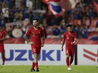 Gelandang Timnas Indonesia, Stefano Lilipaly, tampak kecewa usai dikalahkan Thailand pada laga Piala AFF 2018 di Stadion Rajamangala, Bangkok, Sabtu (17/11). Thailand menang 4-2 dari Indonesia. (Bola.com/M. Iqbal Ichsan)
