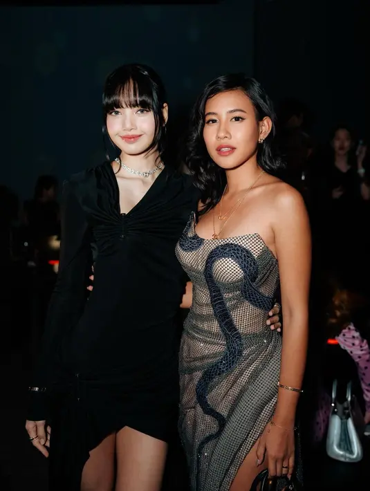 Shenina Cinnamon tampil dengan makeup flawless yang memamerkan kulit glowingnya dan pulasan lipstik merah merona. [Foto: Instagram/sheninacinnamon]