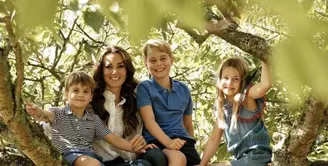 Kali ini Kate terlihat begitu santai dengan sneakers-nya. Bahkan paduan denim dan kemeja berhasil mengelevansi gaya basic style-nya. [Foto: Instagram/ Kate Middleton]