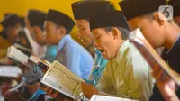 Santri membaca Al Quran saat tadarus massal awal Ramadhan 1445 H di Pondok Pesantren Modern Daarut Tarqiyah Primago, Depok, Jawa Barat, Rabu(13/3/2024). (merdeka.com/Arie Basuki)