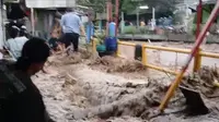 Tanggul Cikapundung jebol disebut-sebut menjadi penyebab banjir yang menerjang kawasan permukiman warga di Braga Bandung. (Liputan6.com/ Arie Nugraha)