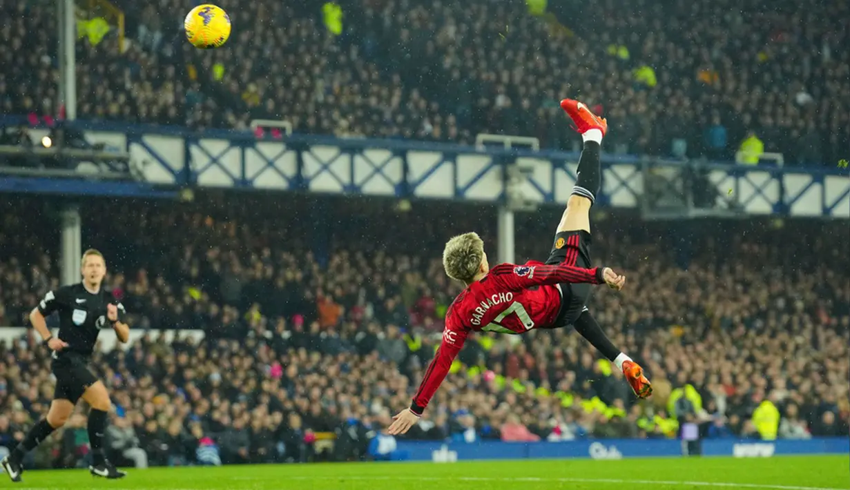 Manchester United sukses mencuri poin saat bertandang ke markas Everton pada laga pekan ke-13 Liga Inggris 2023/2024. Pada laga tersebut Setan Merah menang telak 3-0. (AP Photo/Jon Super)