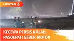 Puluhan suporter Persis, Pasoepati, melakukan konvoi dan aksi geber motor di Plasa Manahan, Senin malam. Mereka kecewa Persis Solo kalah, dalam laga Derby Mataram, melawan PSIM. Aksi ini, langsung dibubarkan petugas Kepolisian dengan menembakkan gas ...