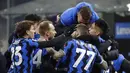 Para pemain Inter Milan merayakan gol yang dicetak oleh Lautaro Martinez ke gawang Lazio pada laga Liga Italia di Stadion Giuseppe Meazza, Senin (15/2/2021). Inter Milan menang dengan skor 3-1. (AP/Luca Bruno)