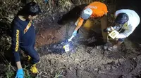 Tim Inafis Polres Malang mengevakuasi dan memeriksa lokasi penemuan mayat perempuan terbakar di kebun tebu di Gedangan, Malang. (Dok Polres Malang)