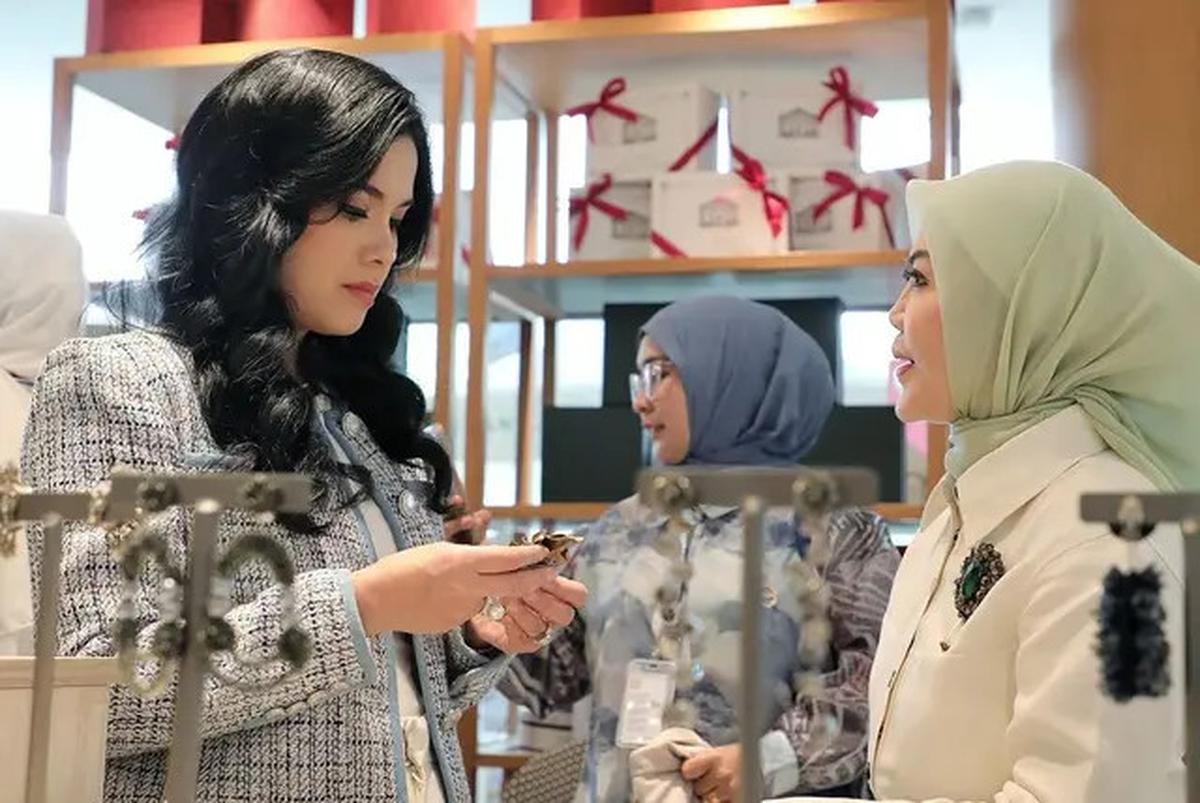 6 Pesona Glowing Annisa Pohan dengan Soft Makeup dan Rambut Mengembang