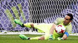 Kiper Cile, Claudio Bravo, menepis penalti gelandang Portugal, Nani, pada semifinal Piala Konfederasi di Kazan Arena, Kazan, Rabu (28/6/2017). Cile menang adu penalti 3-0 atas Portugal. (EPA/Sergey Dolzhenko)