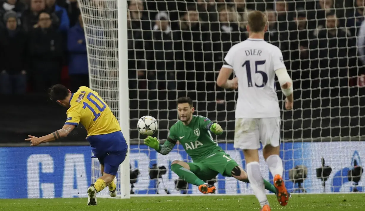 Striker Juventus, Paulo Dybala, melepaskan tendangan ke gawang Tottenham Hotspur pada laga Liga Champions di Stadion Wembley, London, Rabu (7/3/2018). Tottenham Hotspur takluk 1-2 dari Juventus. (AP/Kirsty Wigglesworth)